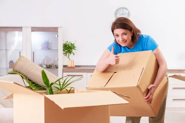 Frau mittleren Alters zieht in neue Wohnung — Stockfoto