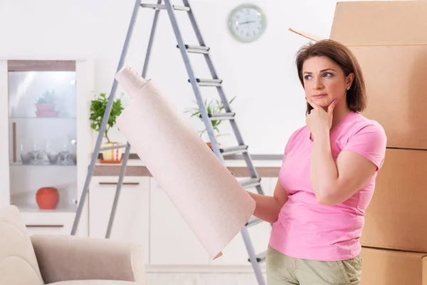 Frau wählt Tapete für flache Erneuerung — Stockfoto