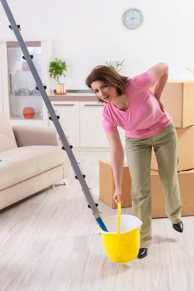 Mujer de mediana edad haciendo renovación en casa —  Fotos de Stock
