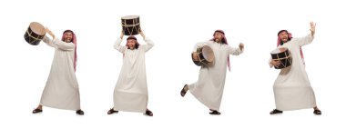 Arap adam beyaz izole drum oynama