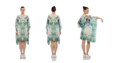 Beyaz üzerinde uzun ve zarif bir elbise giyen güzel bir manken.