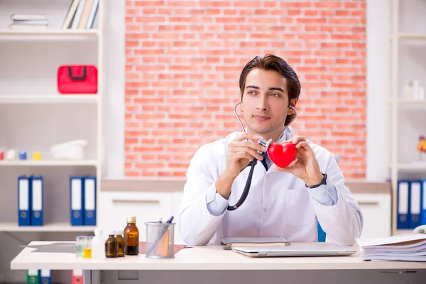 Young doctor working in hospital — Stock Photo, Image