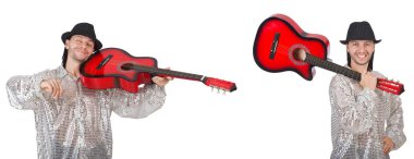 Gitarlı genç adam beyazlar içinde. 