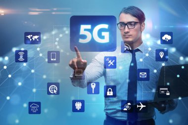 5g Internet kavramı düğmelere basarak işadamı ile