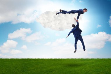 Düşen arkadaşınıza yardım eli sunuyor iş adamı