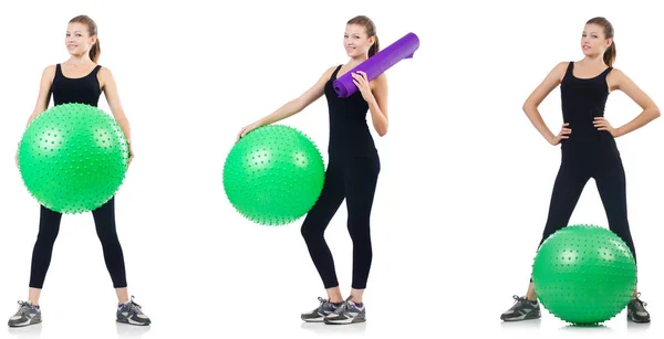 Ung kvinna gör övningar med fitball — Stockfoto