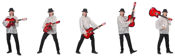 Jeune homme avec guitare isolé sur blanc — Photo