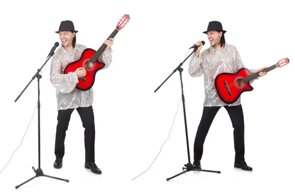 Oyun gitar ve şarkı söyleyen genç adam — Stok fotoğraf