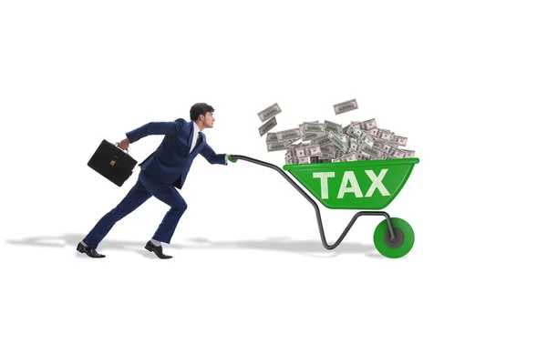 Бизнесмен толкает тележку полную денег в налоговой концепции — стоковое фото