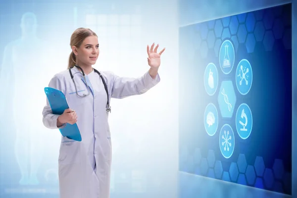 Женщина-врач в области телемедицины нажимает на сенсорный экран — стоковое фото