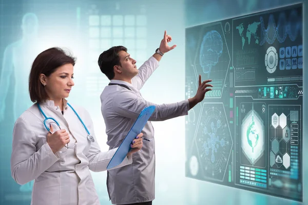 Médicos en el futuro concepto de telemedicina — Foto de Stock