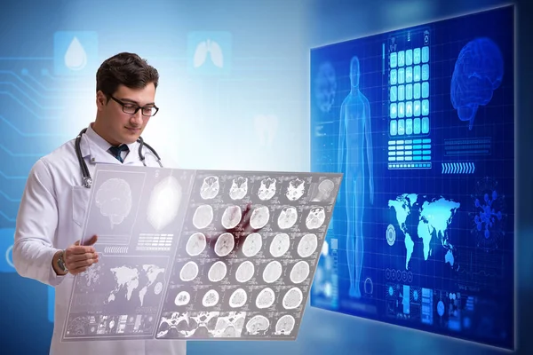 Doctor en concepto de telemedicina mirando la imagen de rayos X — Foto de Stock