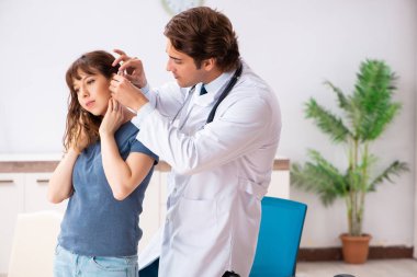 Doktor otorhinolaryngologi ziyaret işitme sorunu olan hasta