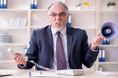 Eski işadamı çalışan ile aşırı wo mutsuz beyaz sakallı