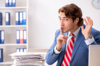 Sağır çalışan işitme cihazı kullanma office