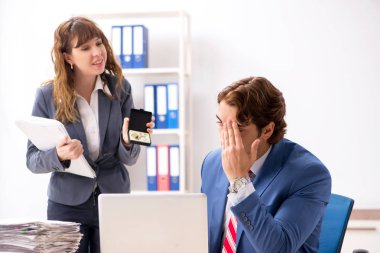 Sağır çalışan patronuna söz işitme cihazı kullanma