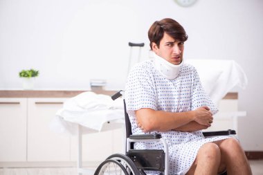 Yakışıklı delikanlı hastanede tekerlekli sandalyede 