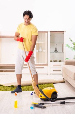 Ev işi yapan genç yakışıklı erkek 