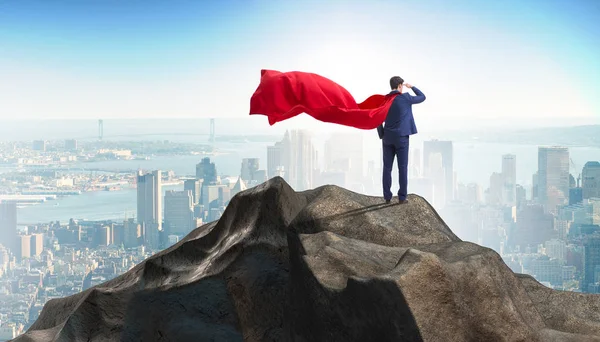 Супергеройский бизнесмен на вершине горы — стоковое фото