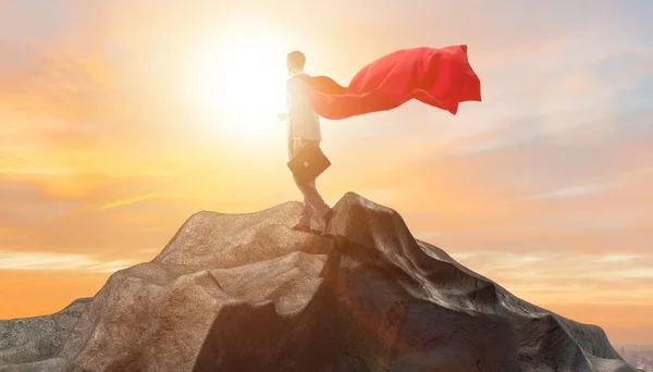 Superhéroe hombre de negocios en la cima de la montaña — Foto de Stock