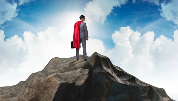山の上にスーパー ヒーローの実業家 — ストック写真