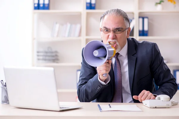 Weiße bärtige alte Geschäftsmann Mitarbeiter unglücklich mit exzessiven — Stockfoto