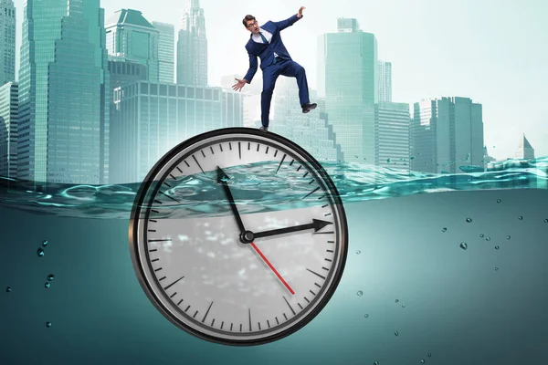 Üzletember, a határidő és az idő-menedzsment koncepciója — Stock Fotó