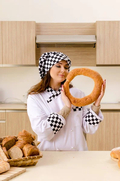 Junge Bäckerin arbeitet in der Küche — Stockfoto