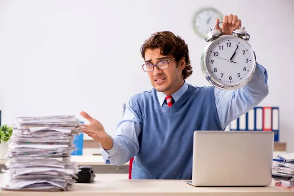 Jovem e bonito empregado infeliz com excesso de trabalho — Fotografia de Stock