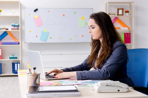 Jovem designer feminina trabalhando no escritório — Fotografia de Stock