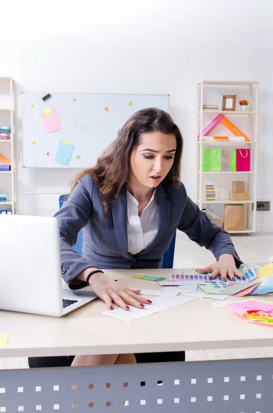 Unga kvinnliga formgivare som arbetar på kontoret — Stockfoto