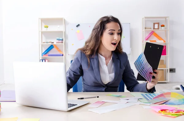 Ofiste çalışan genç kadın tasarımcı — Stok fotoğraf