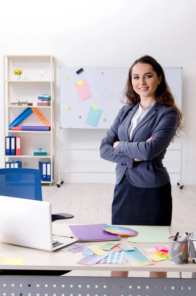 Joven diseñadora femenina trabajando en la oficina — Foto de Stock