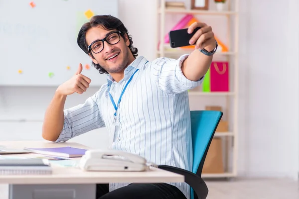 Joven diseñador masculino guapo trabajando en la oficina — Foto de Stock