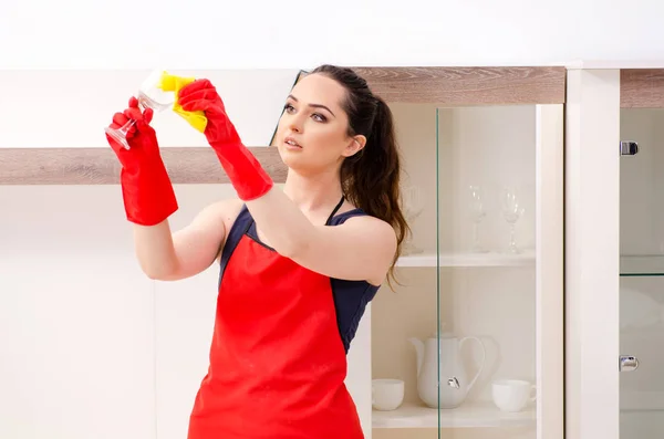 Young beautiful woman cleaning apartment — Stock Photo, Image