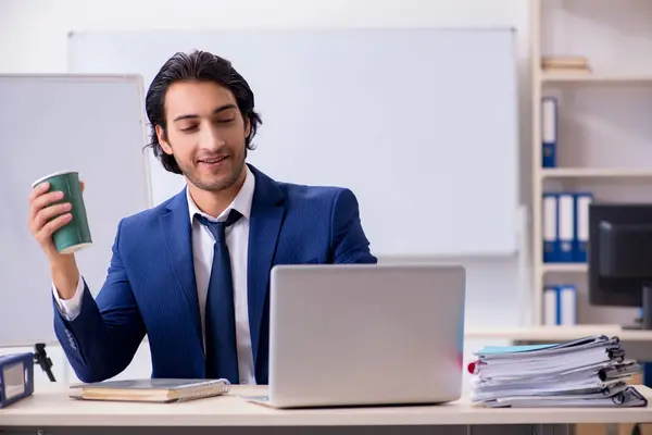 Joven hombre de negocios guapo trabajando en la oficina —  Fotos de Stock