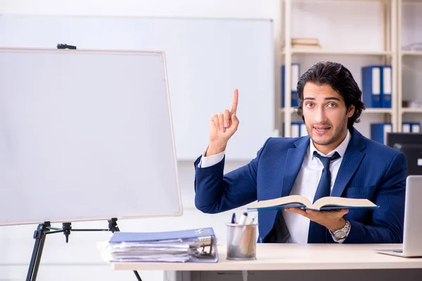 Junge gutaussehende Geschäftsleute arbeiten im Büro — Stockfoto