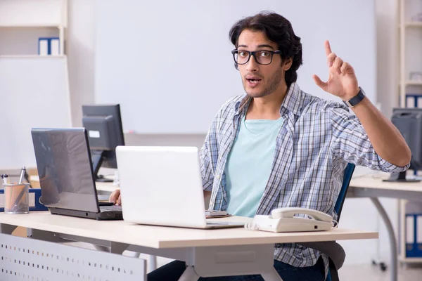 Es especialista que trabaja en la oficina — Foto de Stock