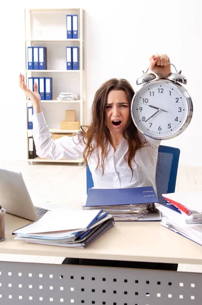 Junge Arbeitnehmerin unzufrieden mit exzessiver Arbeit — Stockfoto