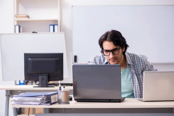 Es especialista que trabaja en la oficina —  Fotos de Stock