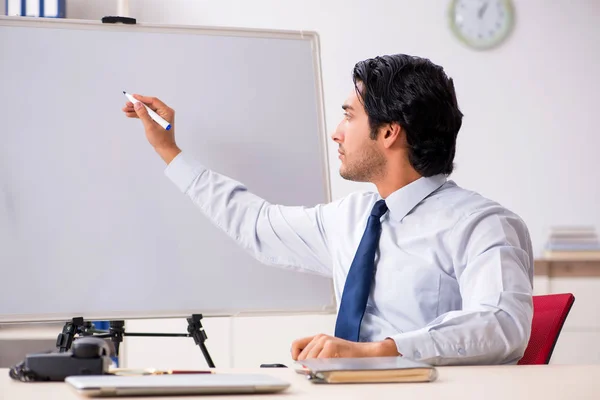 Junger hübscher Finanzspezialist vor weißem Brett — Stockfoto