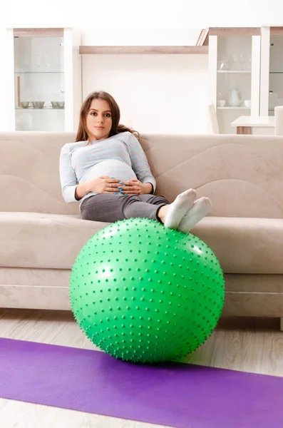 Genç hamile kadın spor egzersizleri evde yapıyor — Stok fotoğraf