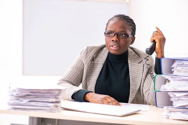 Schwarze Angestellte unzufrieden mit exzessiver Arbeit — Stockfoto