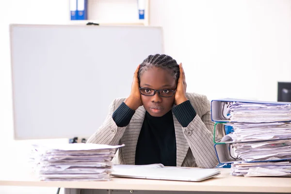 Schwarze Angestellte unzufrieden mit exzessiver Arbeit — Stockfoto