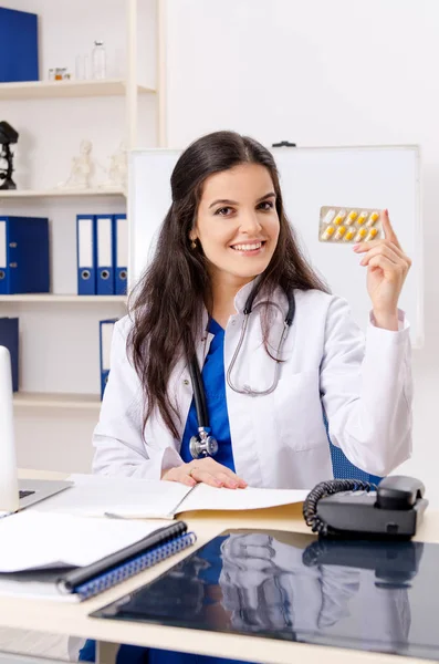 Kvinnliga läkare arbetar på kliniken — Stockfoto