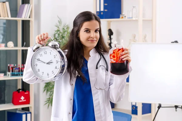 Medico femminile nel concetto di trasfusione di sangue — Foto Stock