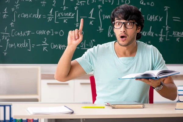 Jonge mannelijke student wiskundige voorkant schoolbord — Stockfoto