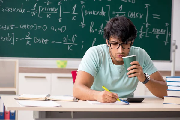 Νεαρός φοιτητής αρσενικό μαθηματικός μπροστά από μαυροπίνακα — Φωτογραφία Αρχείου