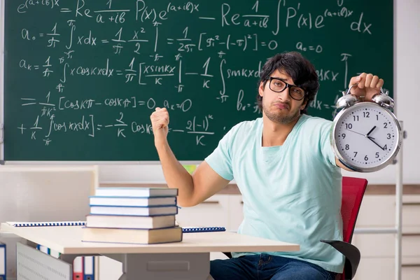 Jonge mannelijke student wiskundige voorkant schoolbord — Stockfoto