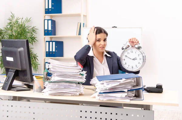 Zaměstnankyně s příliš mnoho práce v kanceláři — Stock fotografie